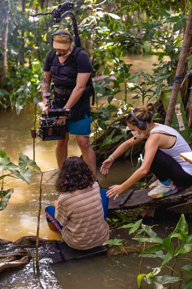 Marianna Brennand, nas gravações de 'Manas', com operadora de câmera e Jamilli Correa