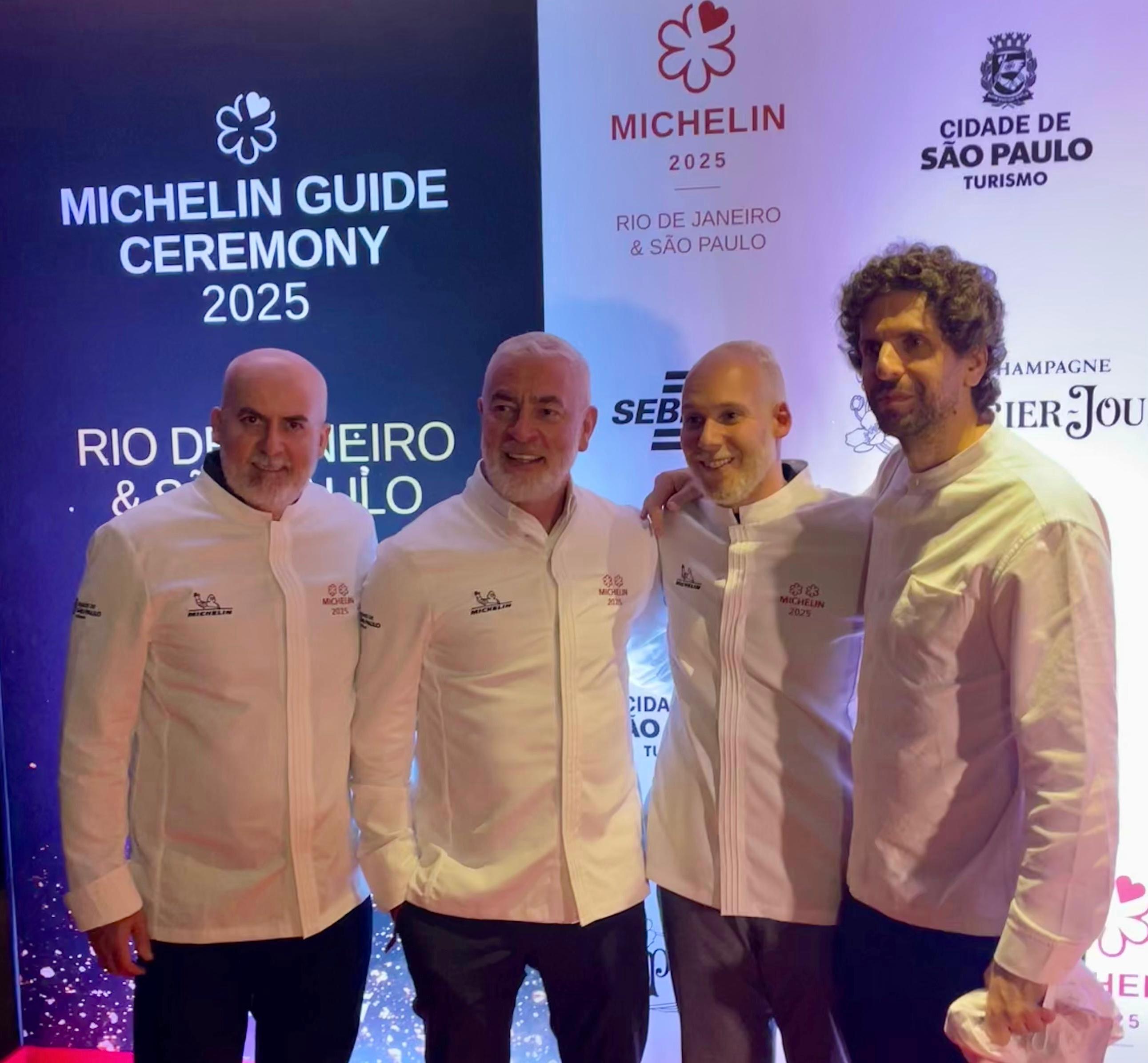 Na frente de um painel de marcas, est&atilde;o quatro homens, chefs de cozinha: Geovane Carneiro e Alex Atalta (D.O.M.), Luiz Filipe Souza (Evvai) e Ivan Ralston (Tuju)