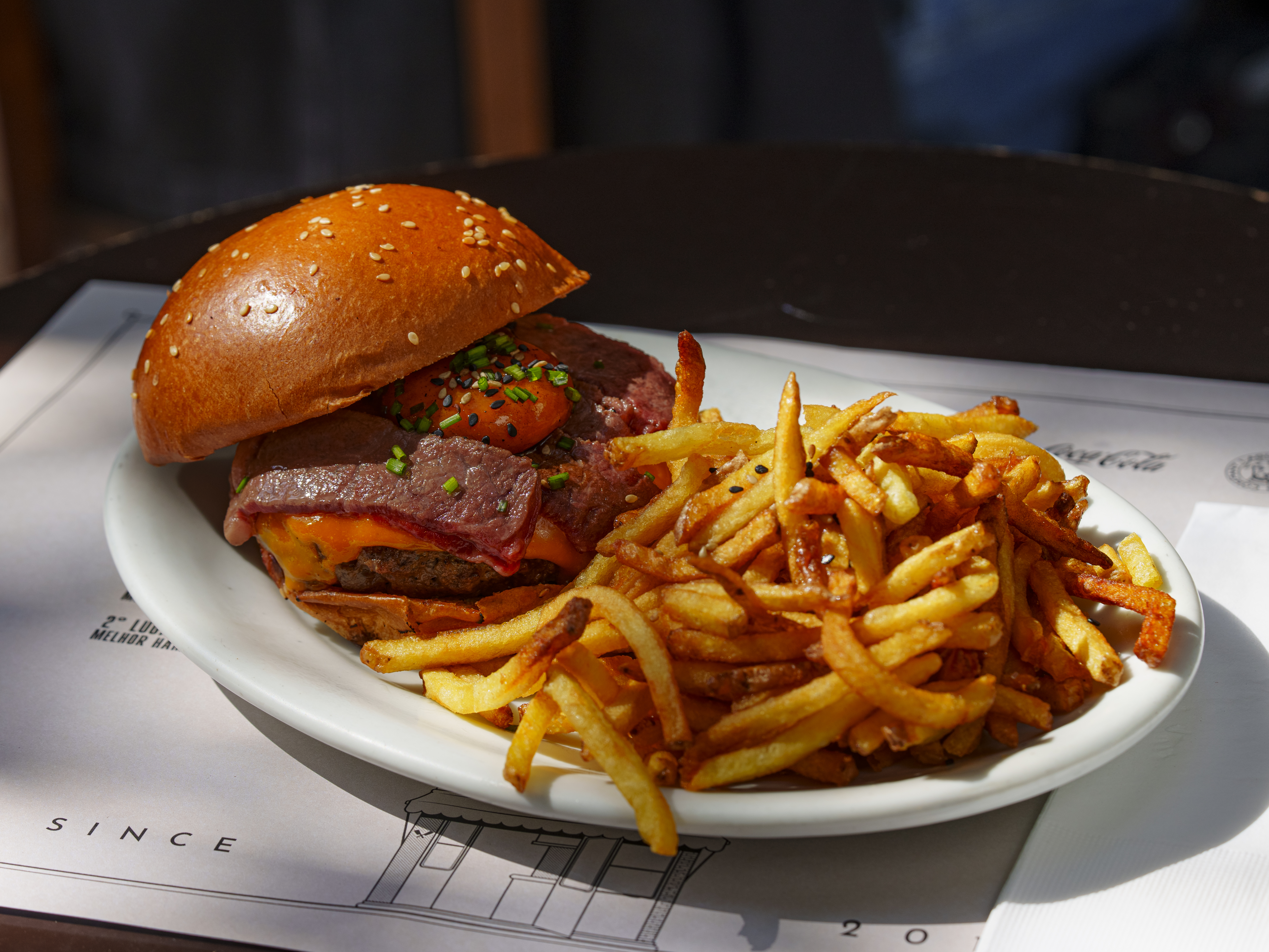 Hamb&uacute;rguer com batata frita em prato branco