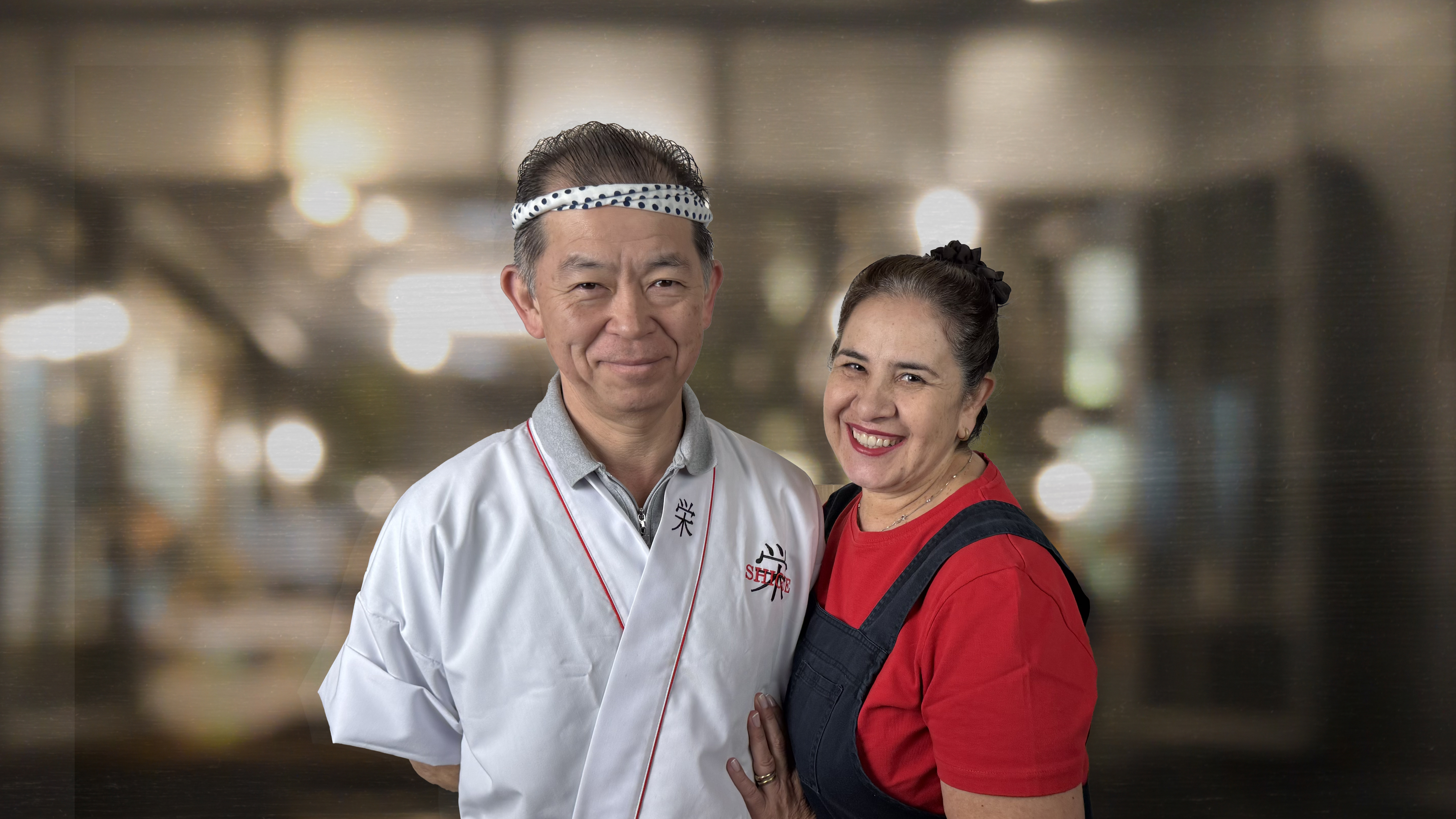 Homem e mulher sorrindo e abra&ccedil;ados