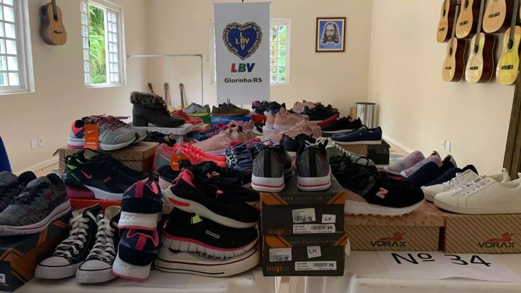 Campanha de inverno arrecada sapatos para crianças e adolescentes em Cidade Dutra