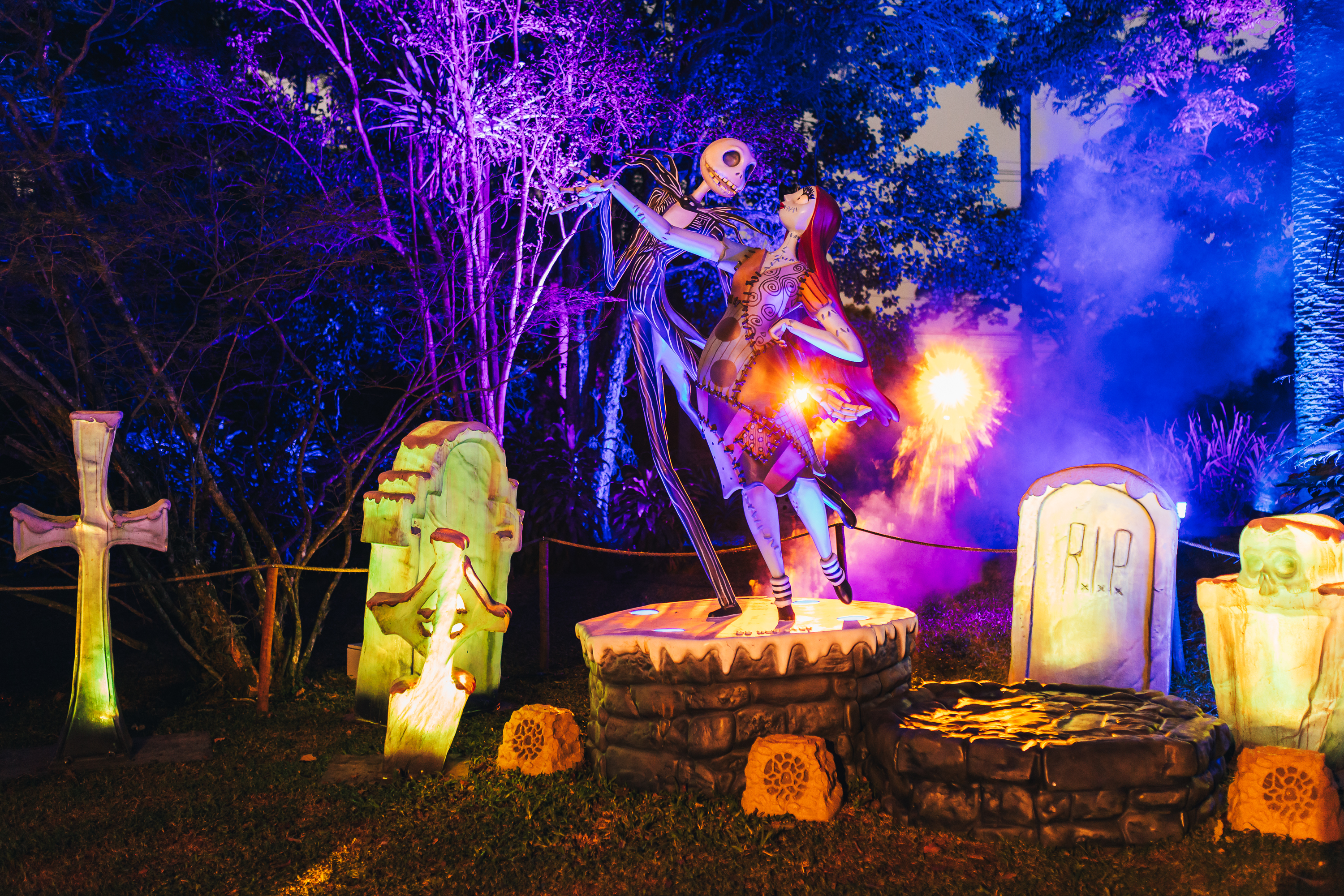 O mundo de Jack Skellington exibe cenários iluminados e surpresas