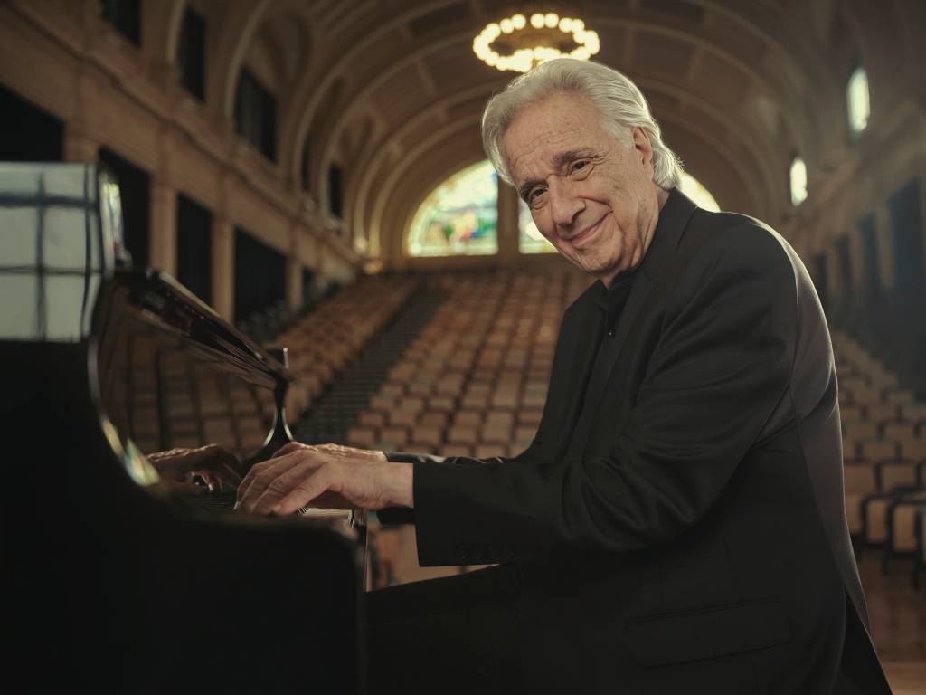 João Carlos Martins rege orquestra em desfile da Mondepars