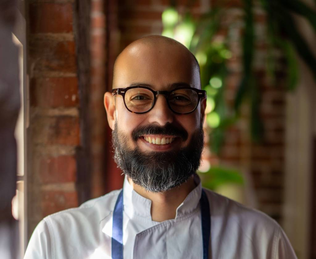 Chefs do Aiô dividem a cozinha com colega do gaúcho Capincho