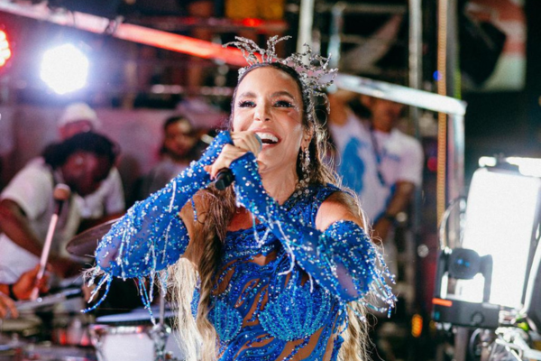 Ivete Sangalo pausa apresentação e orienta público após superlotação em bloco no Ibirapuera