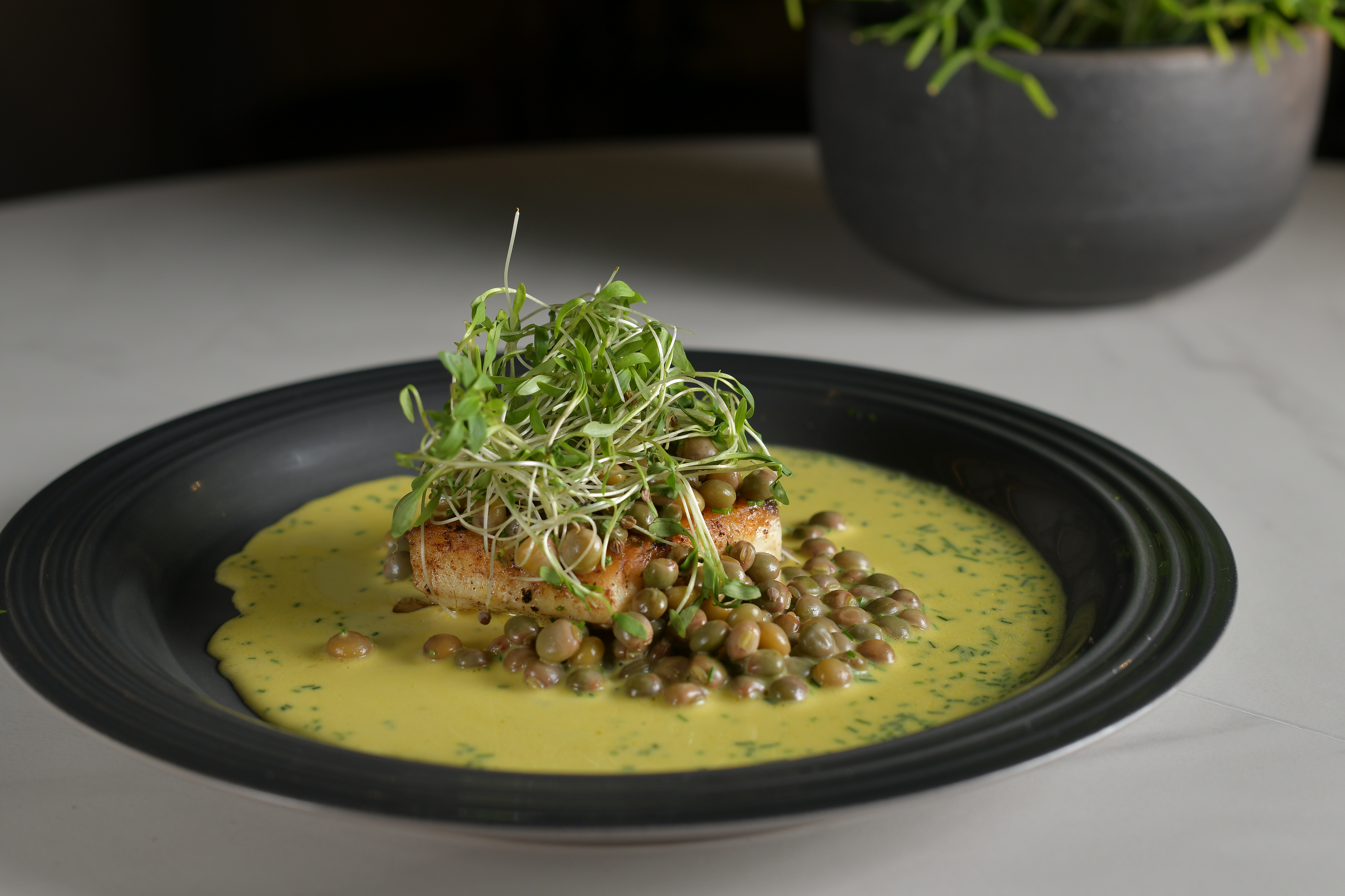 Prato com peixe e caldo verde e feij&atilde;o