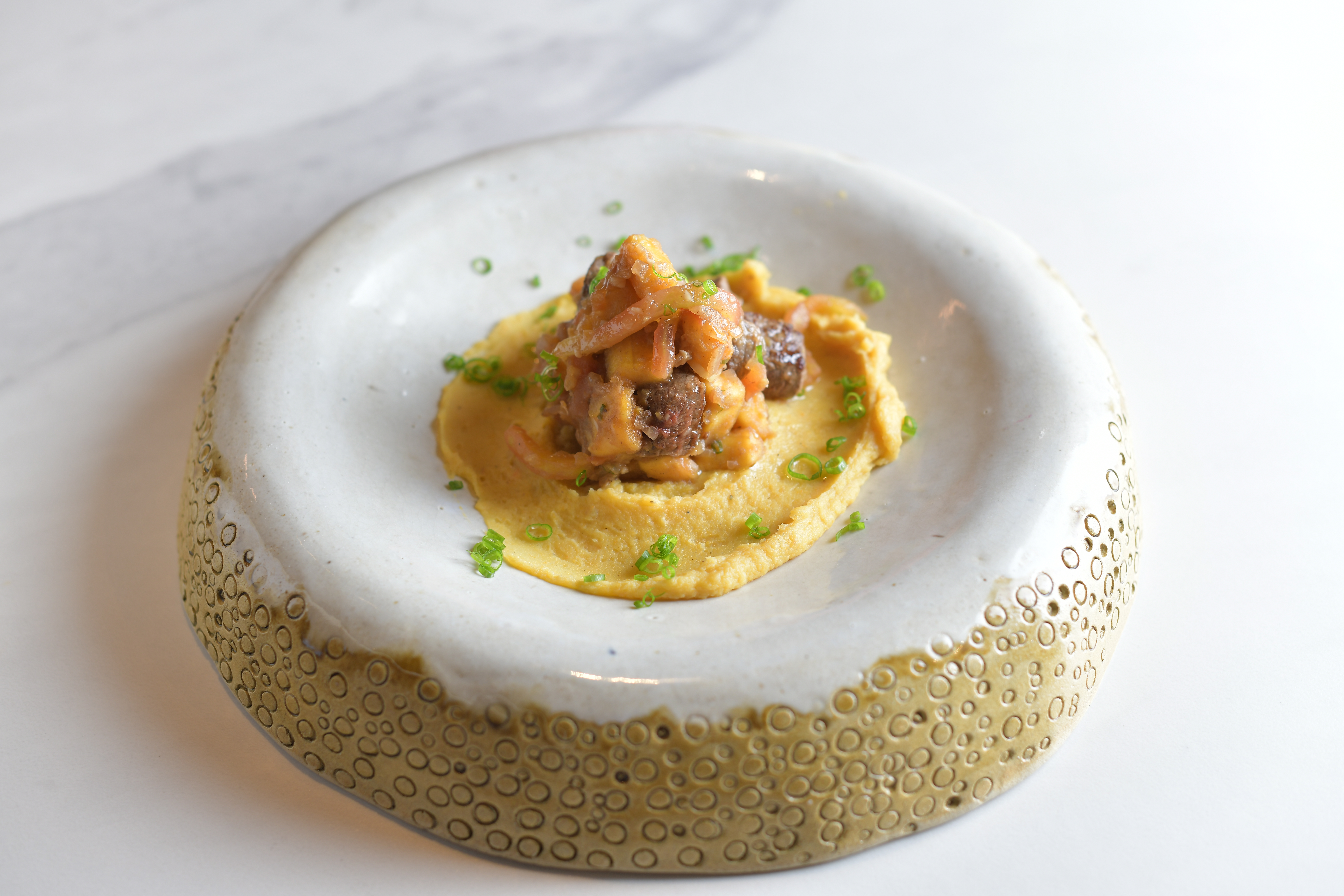 Comida amarela no prato branco