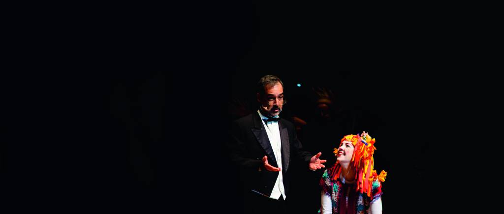 Emília ajuda na regência e transforma cantigas em espetáculo