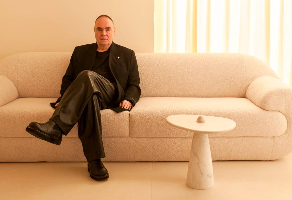 Reinaldo Lourenço inaugura ateliê sob medida em Pinheiros