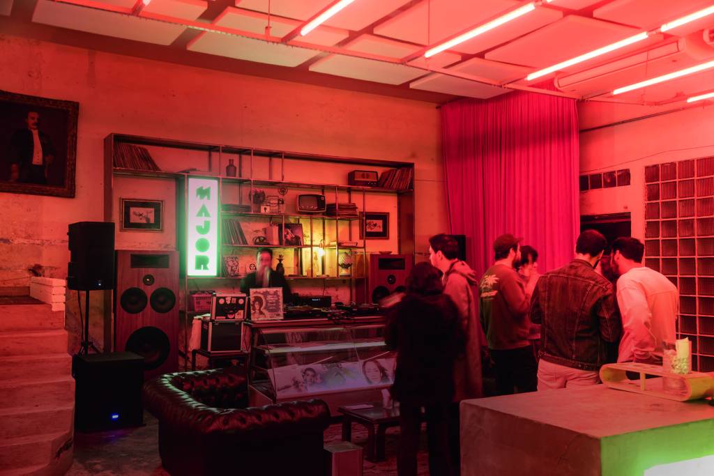 Major Bar e Pista tem jeito de inferninho no visual, DJs e público diverso