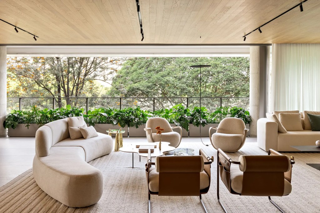 Apê repleto de luz natural tem vista privilegiada para a copa das árvores