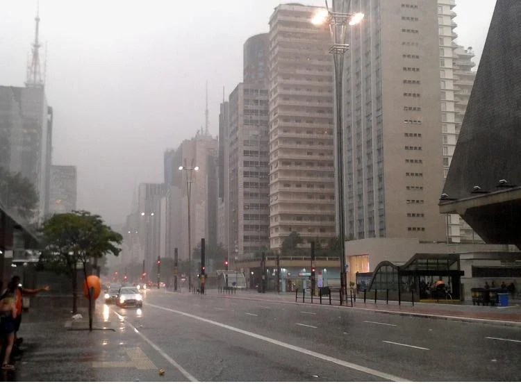Frente fria atinge SP no fim de semana, diz previsão do Inmet