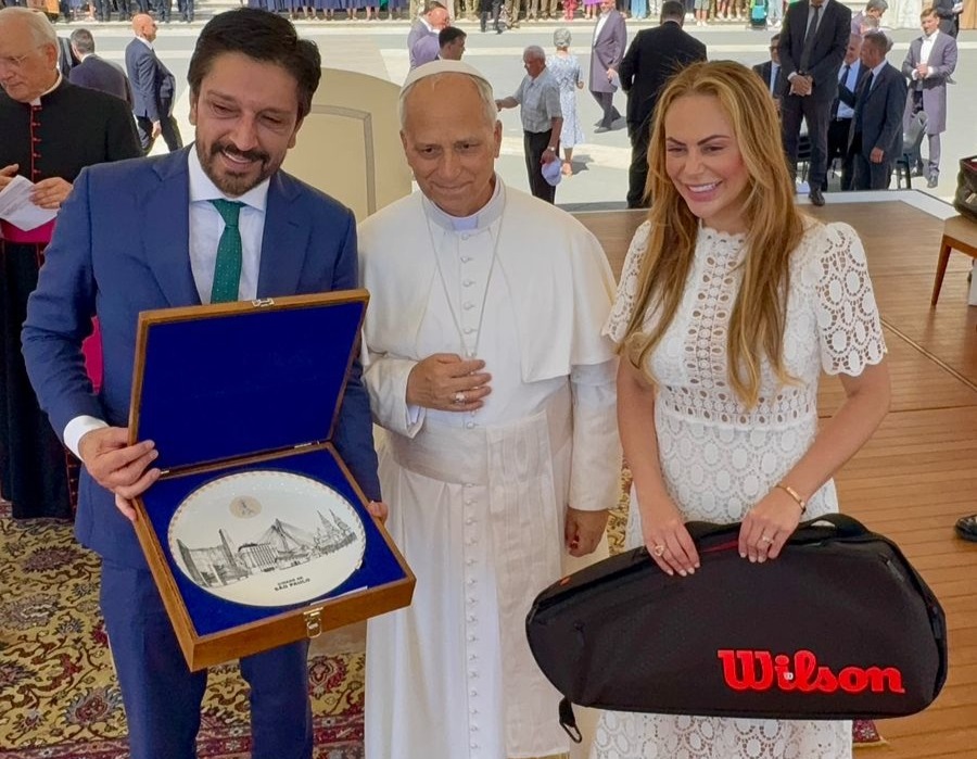 Em encontro com Leão 14, Ricardo Nunes dá ao papa raquete de Bia Haddad e camisa do Palmeiras