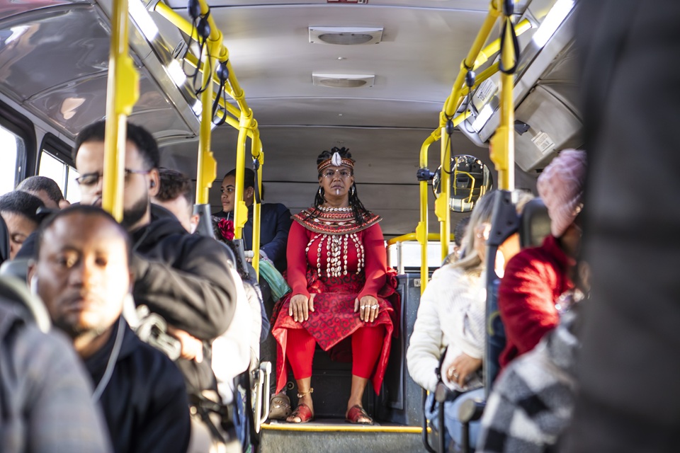 Peça encenada dentro de ônibus em SP aborda invisibilidade social