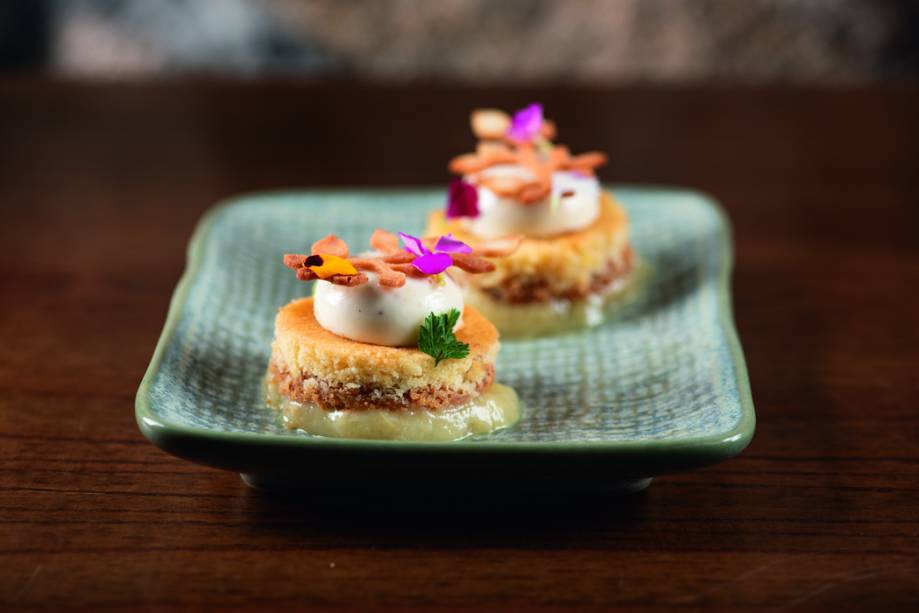Ae! Cozinha: musse de cumaru com compota de cupuaçu e bolo de castanha-do-pará Ae! Cozinha: musse de cumaru com compota de cupuaçu e bolo de castanha-do-pará