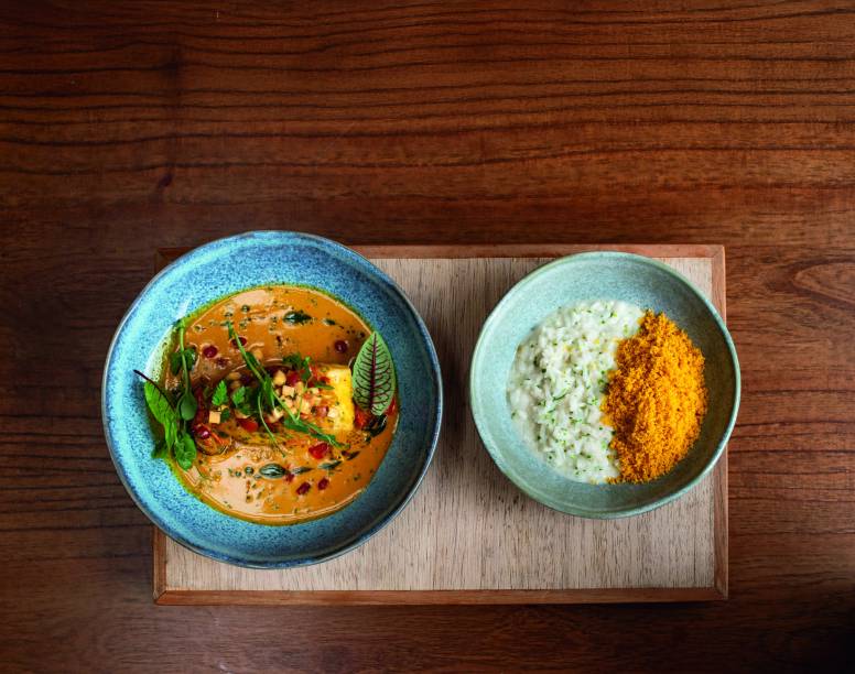 Ae! Cozinha: peixe do dia grelhado ao molho de mexilhão e açafrão espalhol, acompanhado de arroz de coco e farofa de dendê