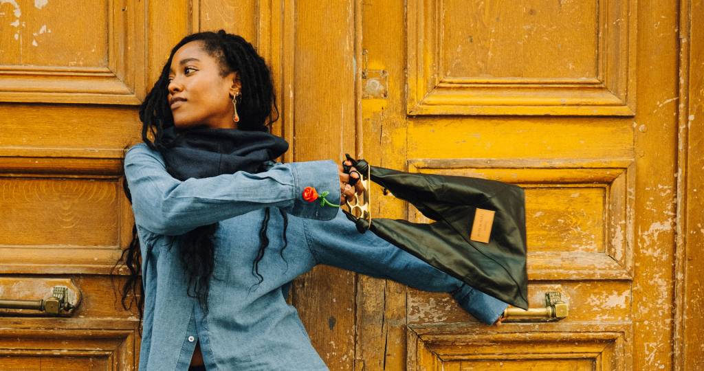 Atriz de Bridgerton veste peças de estilista brasileiro