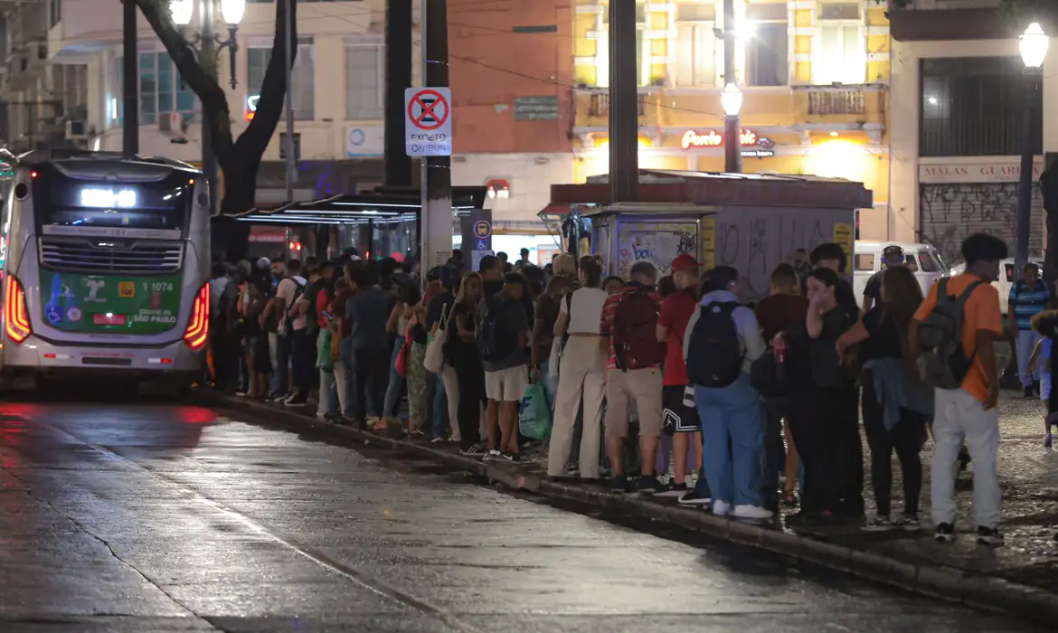 Polícia identifica dois suspeitos de ataques a ônibus na Grande SP