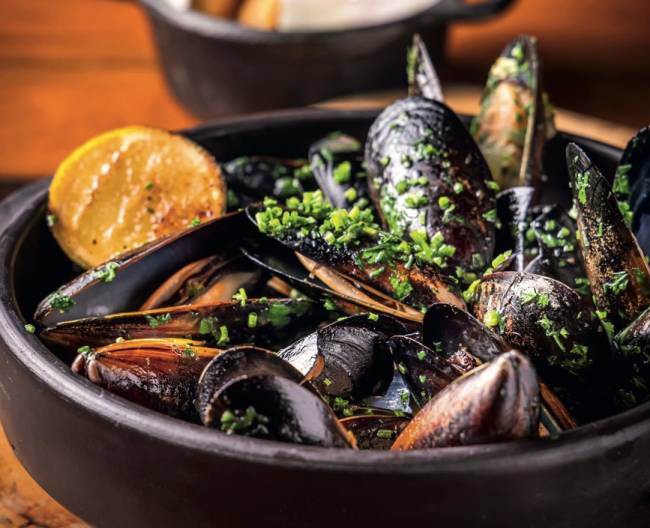 Morena Leite celebra sabores do Brasil no menu do Capim Santo