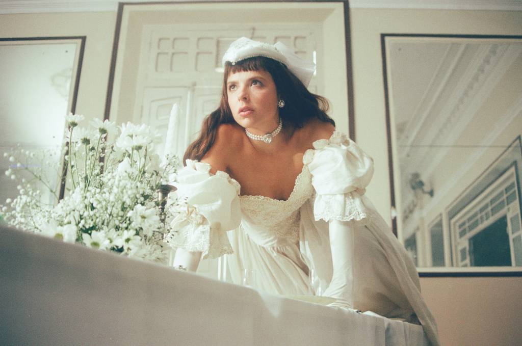 A cantora e compositora carioca, integrante do Bala Desejo: vestido de noiva para o conteúdo visual da faixa-título ‘Maravilhosamente Bem’ A cantora e compositora carioca, integrante do Bala Desejo: vestido de noiva para o conteúdo visual da faixa-título 'Maravilhosamente Bem'