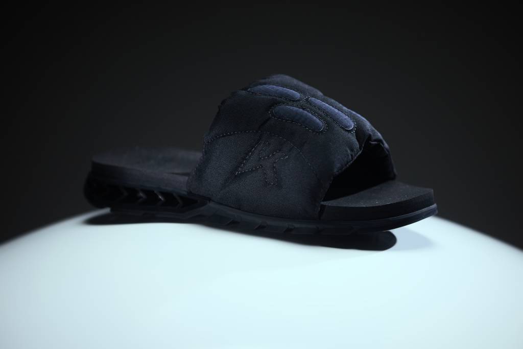 Kenner lança sua primeira versão de sandália fechada