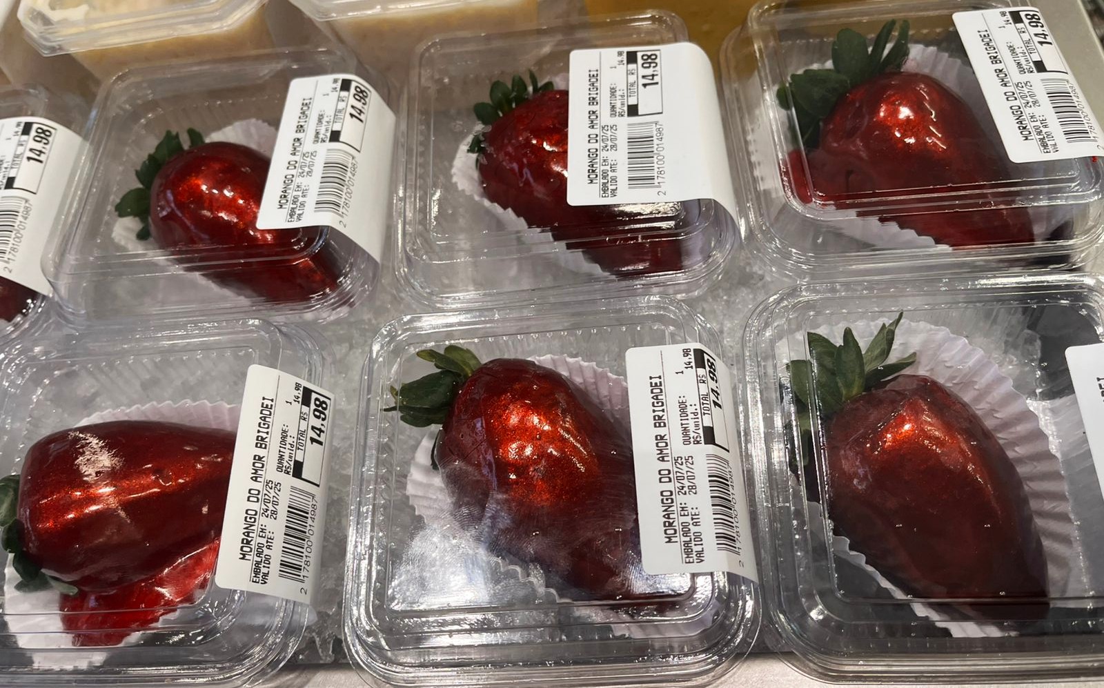 Caixas com morangos com cobertura