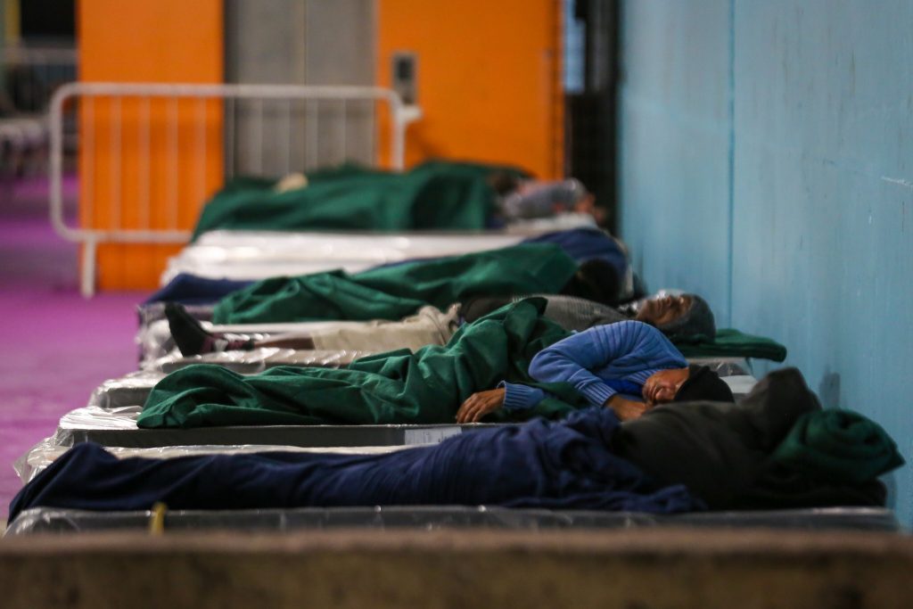 Frente fria: governo de SP ativa abrigo emergencial para pessoas em situação de rua