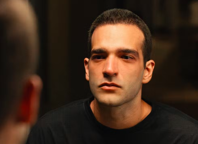 Humberto Carrão raspou os cabelos