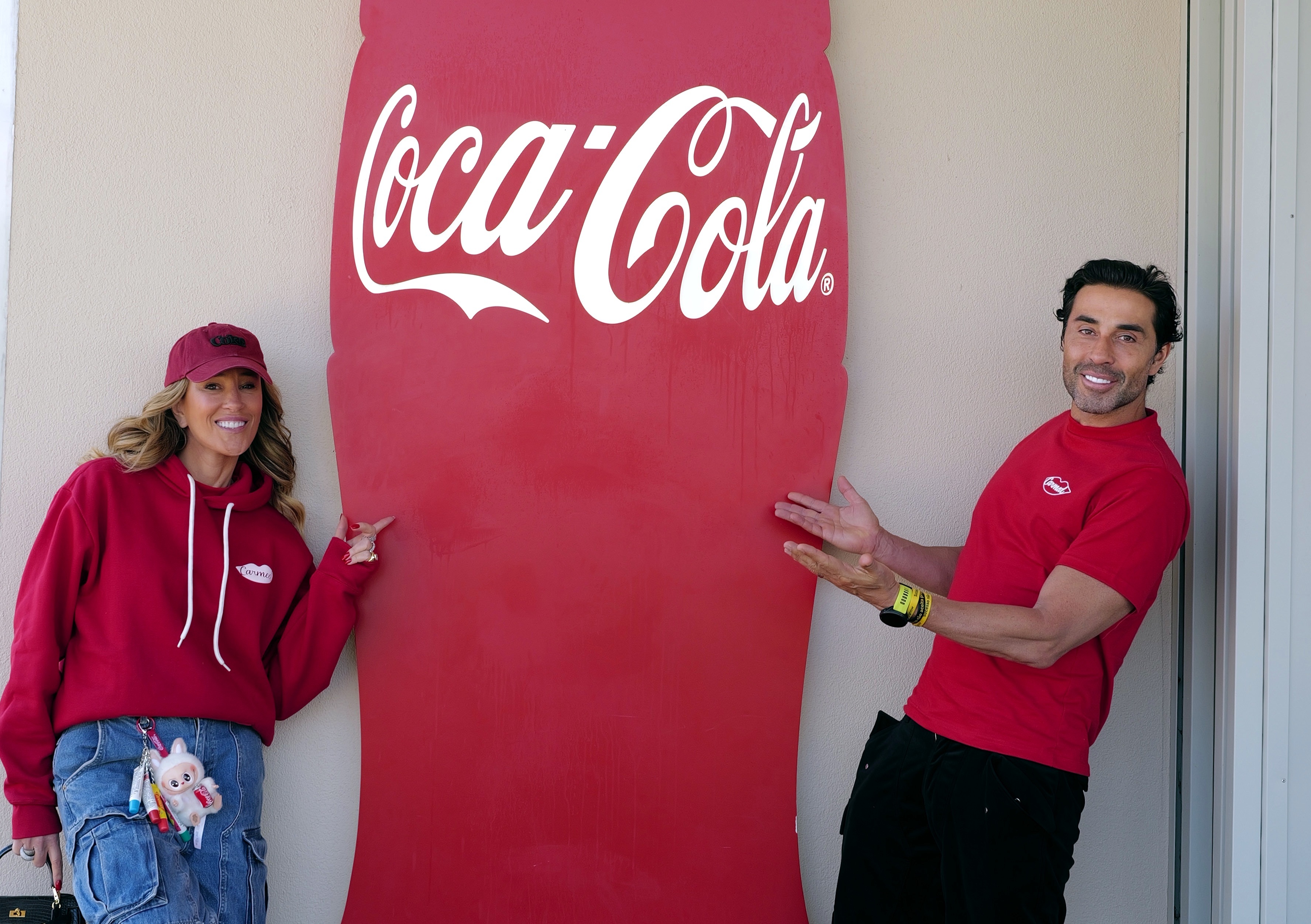 Carmed lança coleção em parceria com a Coca-Cola