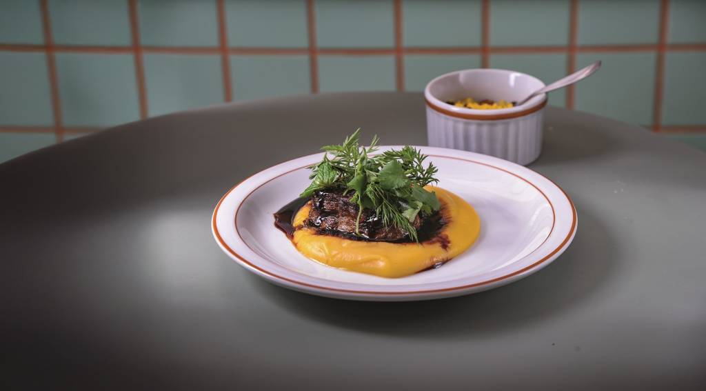 Lena celebra Minas Gerais com toques globais no menu