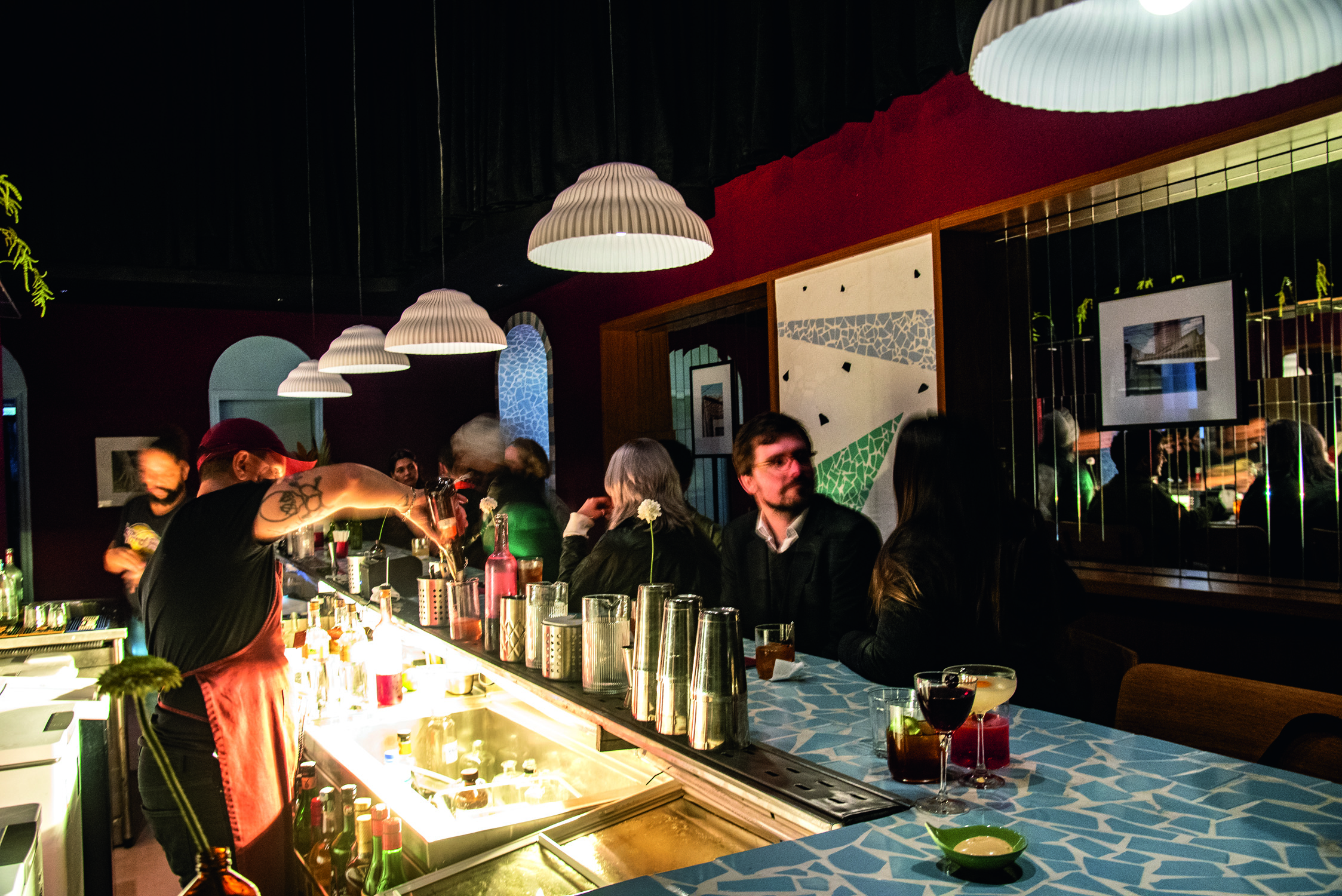 Raio que o Parta é um bar de coquetelaria escondido dentro de uma floricultura