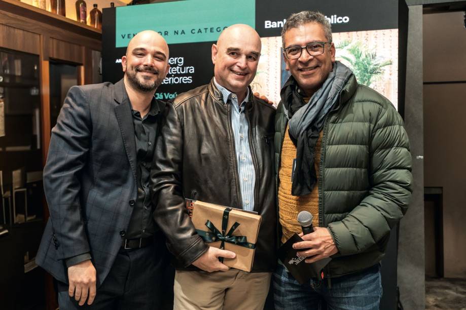 Felipe e Eloy Fichberg, arquitetos do melhor BanheiroPúblico da mostra, com Pedro Ariel Santana