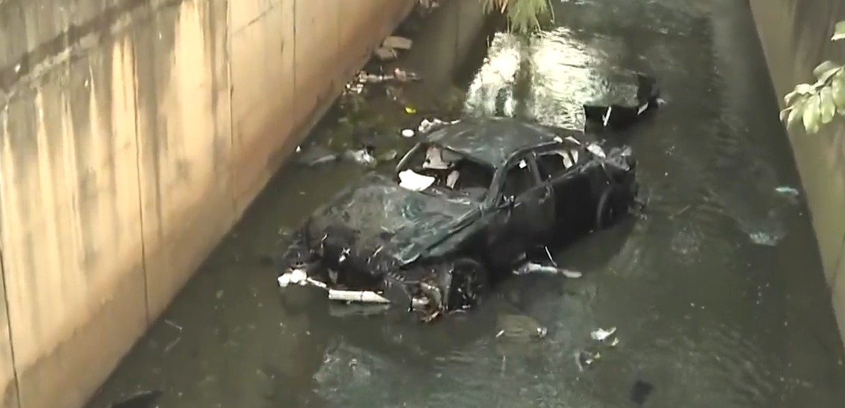 Motorista de BMW morre após carro cair em córrego na Zona Sul