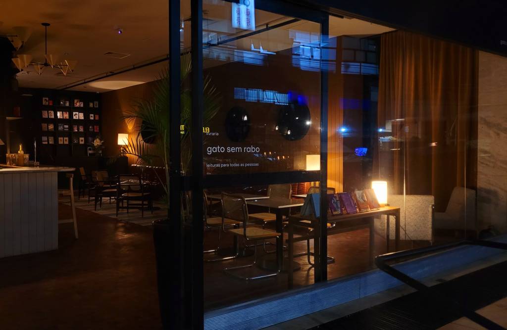 Lágrima abriga filial da livraria Gato Sem Rabo no salão da entrada