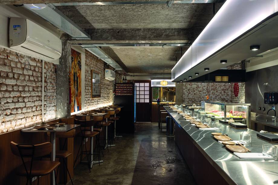 Standing Sushi: ambiente com balcão e mesas altas