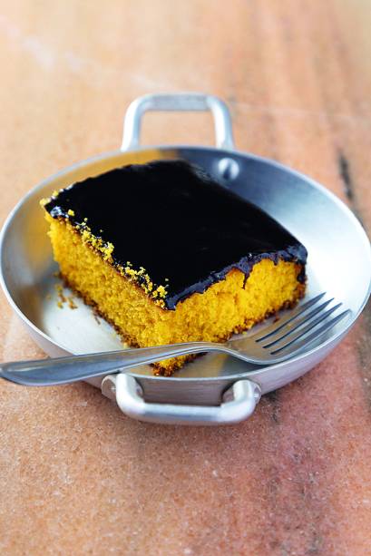 O Bibelô: bolo de cenoura com cobertura de chocolate O Bibelô: bolo de cenoura com cobertura de chocolate