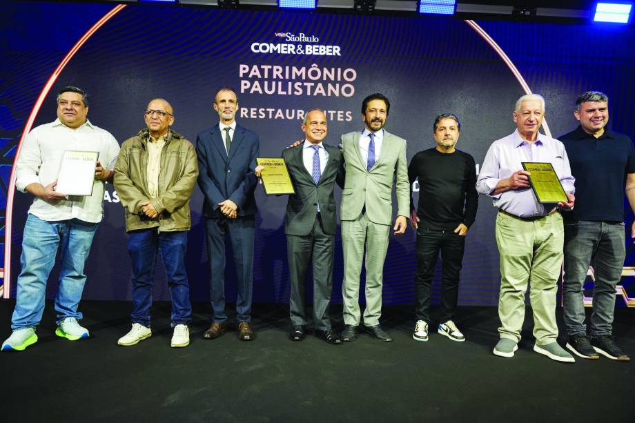 O prefeito Ricardo Nunes com os premiados de Patrimônio Paulistano