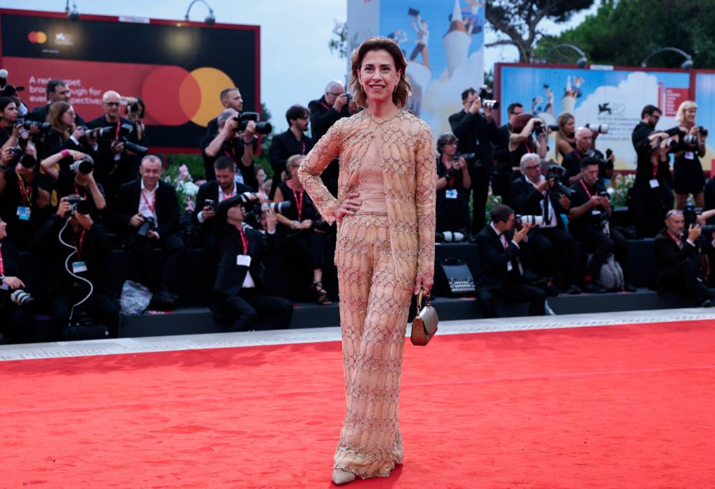 Fernanda Torres e famosas desfilam pelo Festival de Veneza