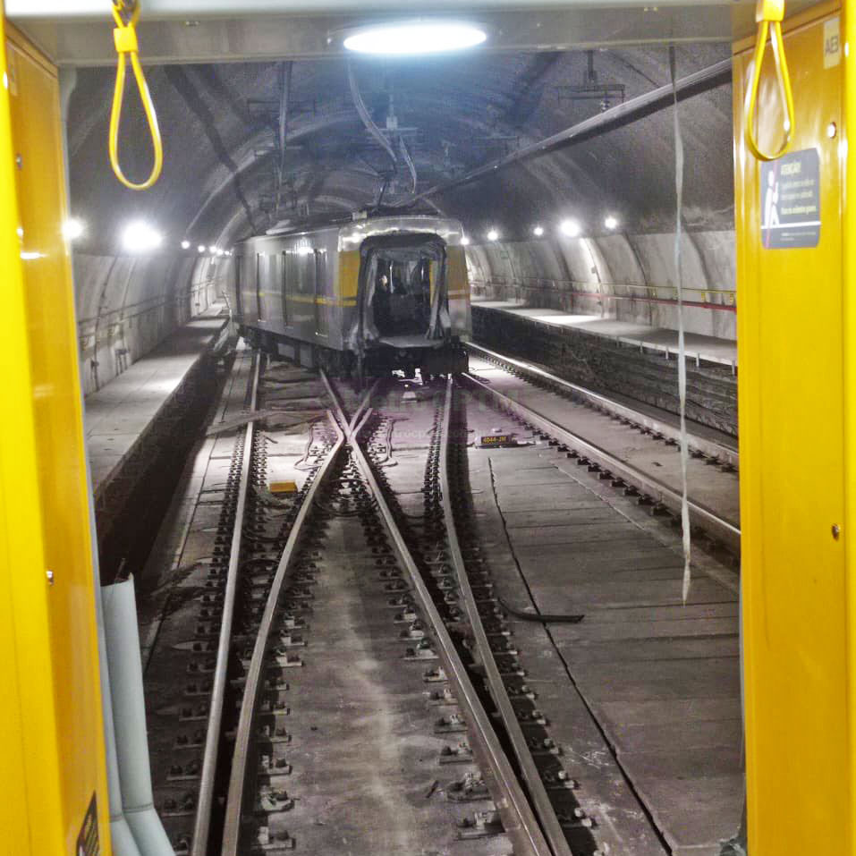 Passageiros andam pelos trilhos do metrô após trem da Linha Amarela descarrilhar