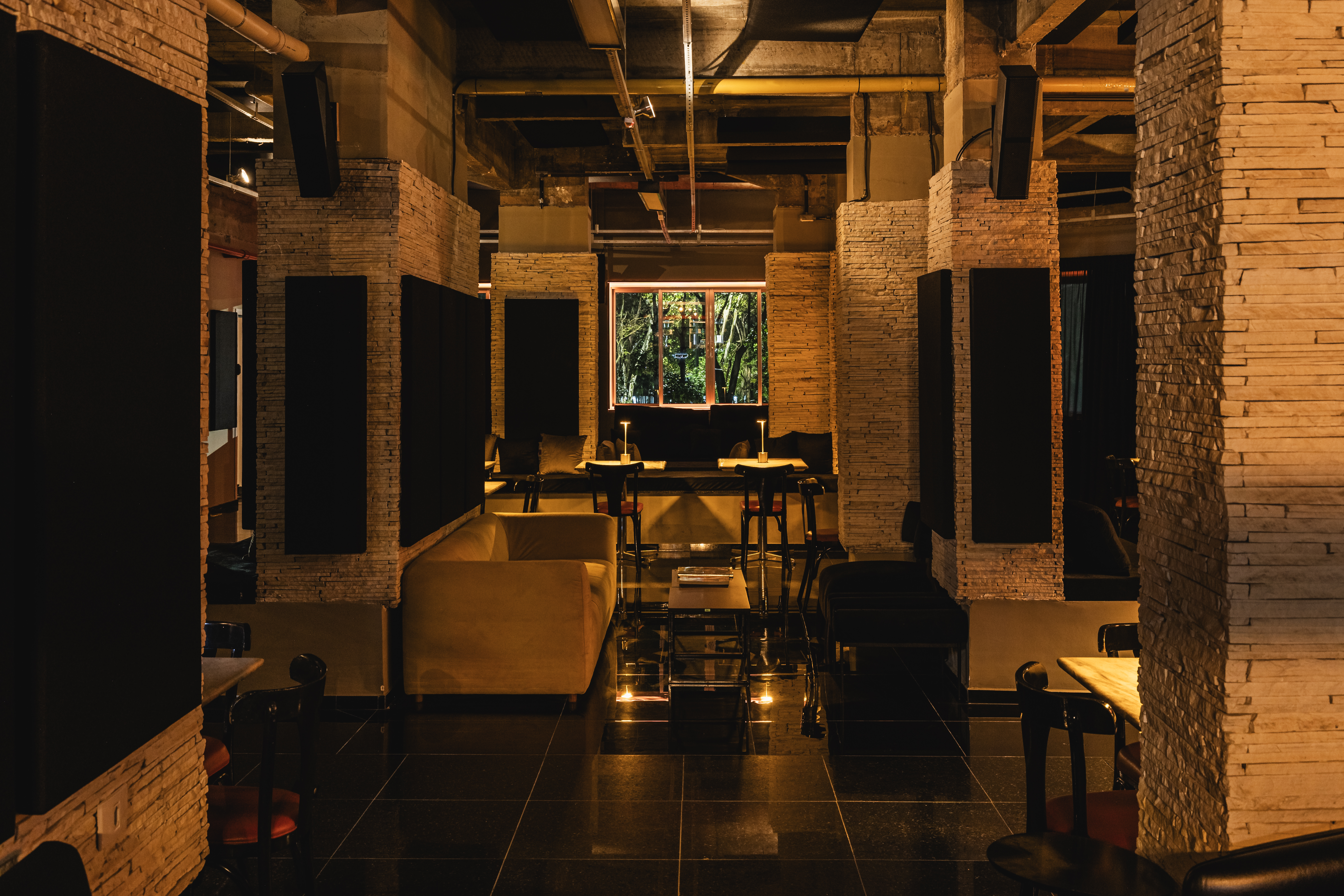 Ambiente do DÉTOUR SP, bar recém-inaugurado na Santa Cecília