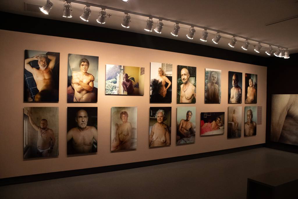 Envelhecer LGBTQIAPN+ é celebrado em exposição do Museu da Diversidade Sexual em SP