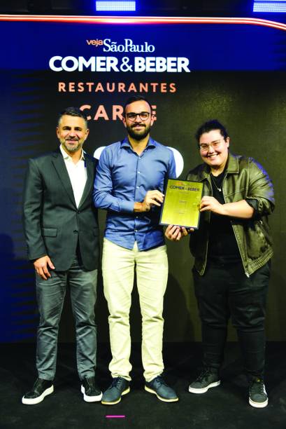 Rafael Costa, da Friboi, com Guilherme Mora e Isabella Ítalla, do Osso