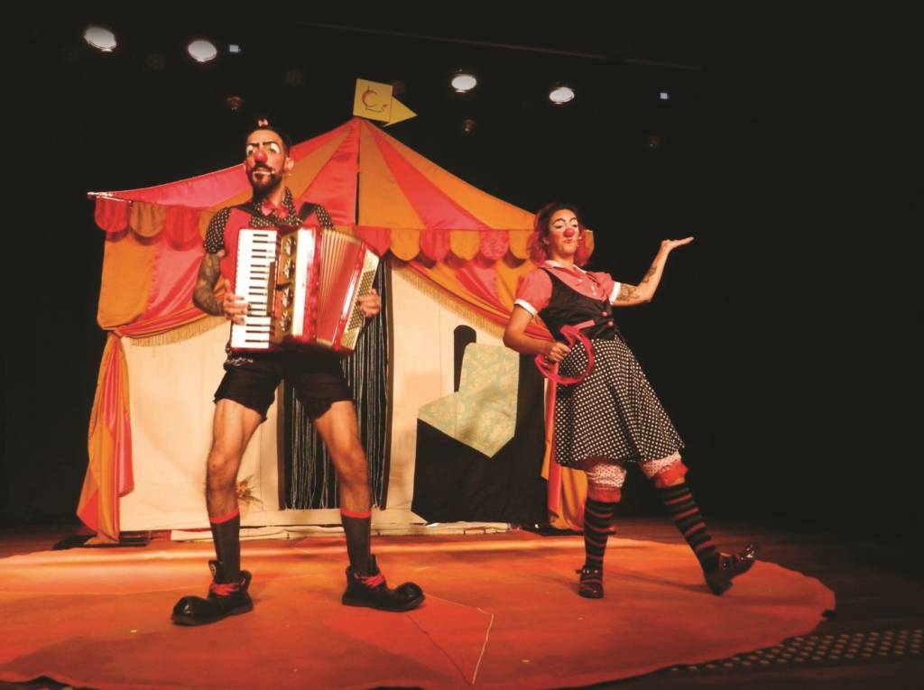 Espetáculo revela a rotina de um palhaço, com números cômicos e criativos