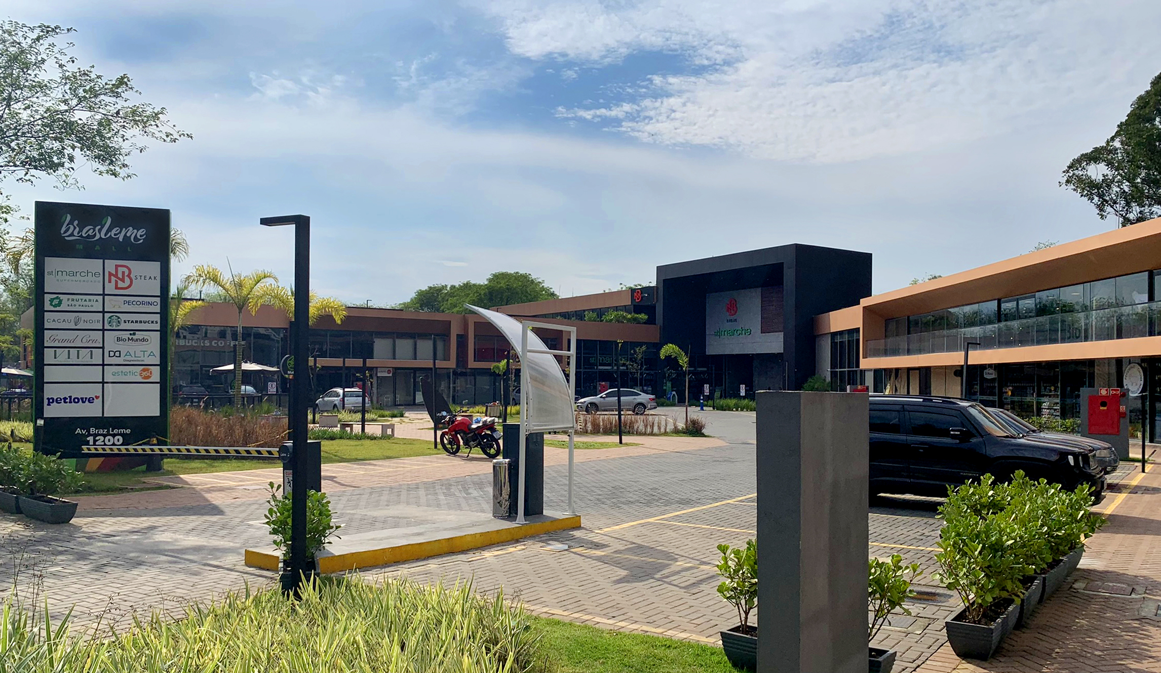 Suspeito é baleado ao tentar atropelar policial em shopping