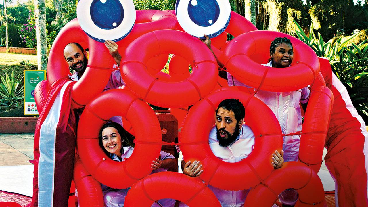 Povo Polvo: espetáculo interativo com animal feito de tecidos e boias