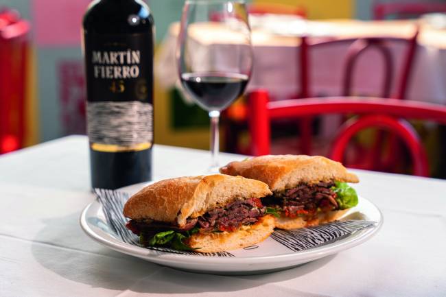 Martín Fierro celebra 45 anos com sanduíche criado por Paola Carosella