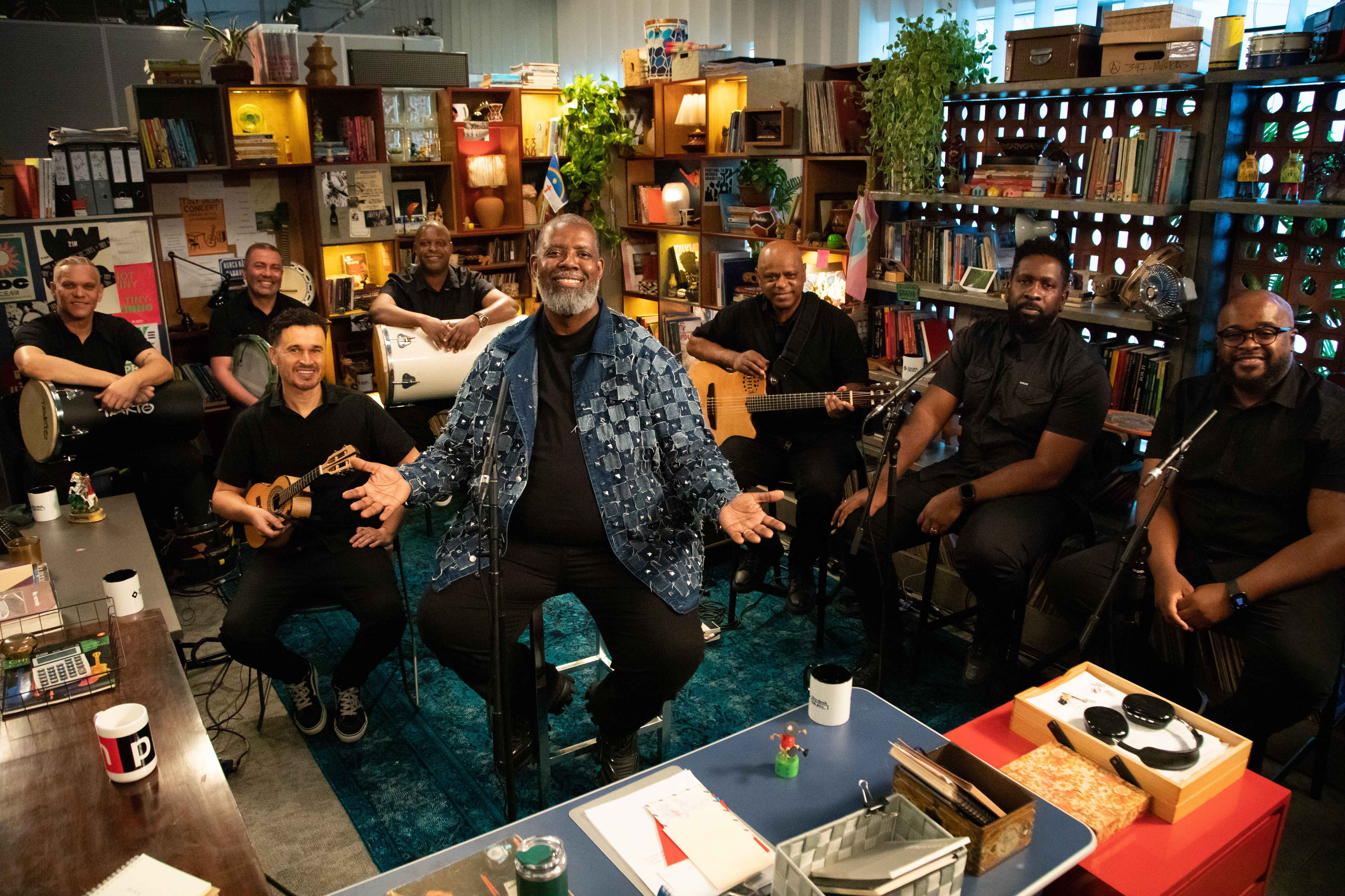 Péricles canta Jorge Aragão e Exaltasamba no Tiny Desk Brasil