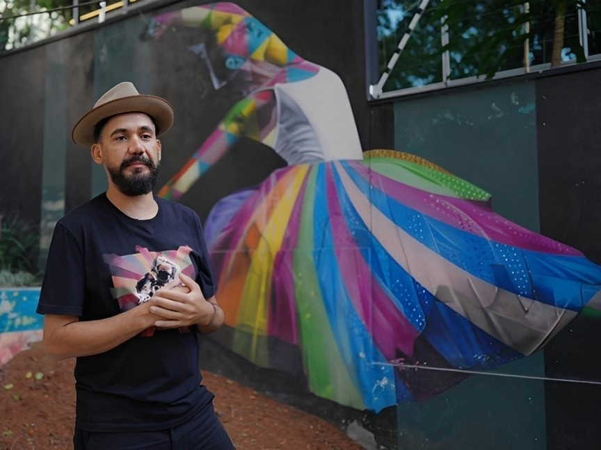 Eduardo Kobra restaura escadaria de Pinheiros