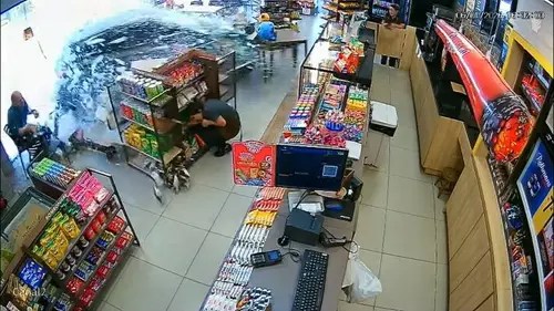 Motorista colide contra loja de conveniência no Butantã e deixa funcionária ferida