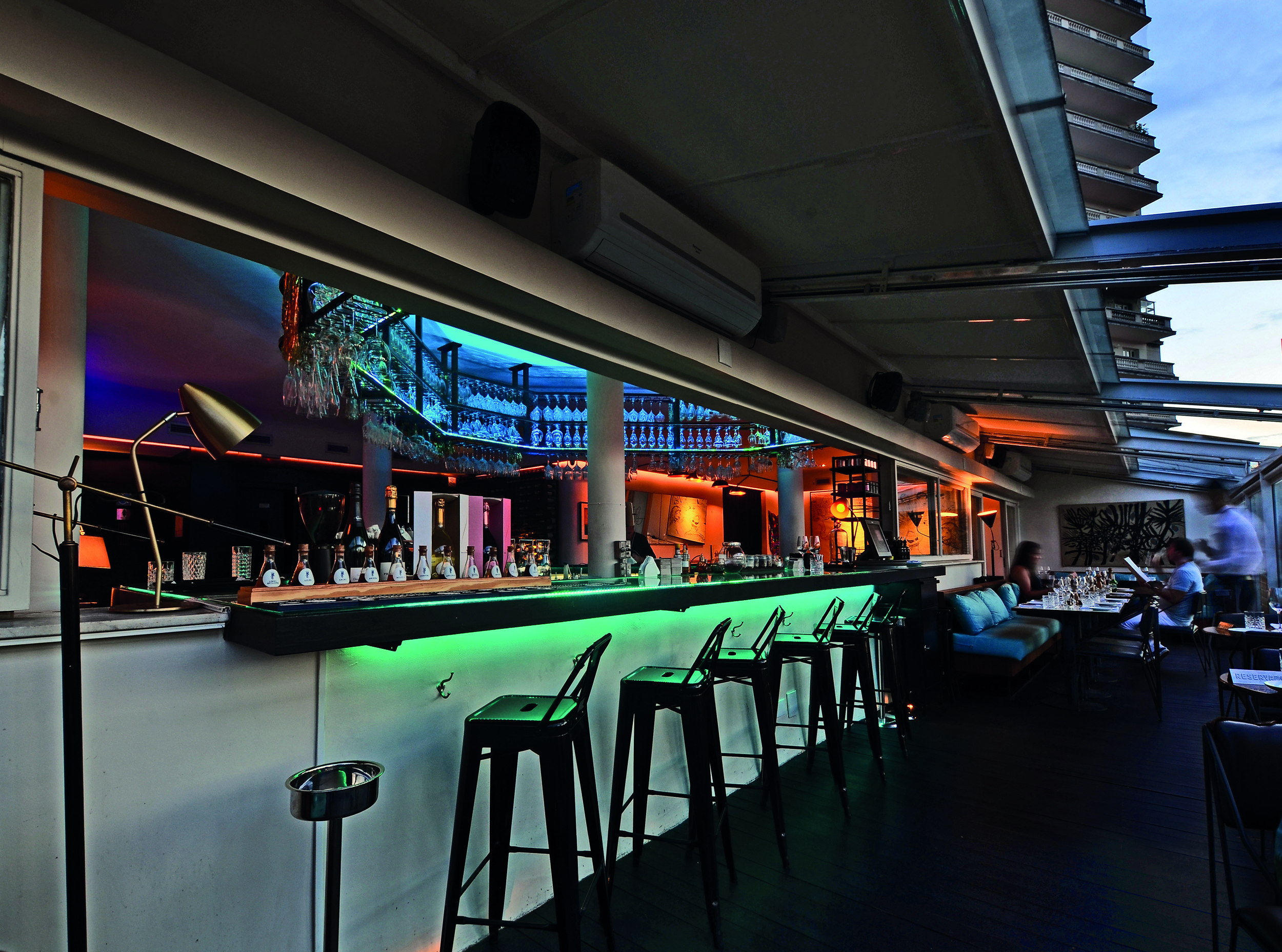 bar com balc&atilde;o e banquetas